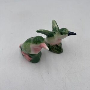Vintage Hummingbird Salt and Pepper Shakers Ceramic Green Pink Bird Set‎